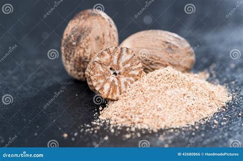 Nueces Moscada Moscadas (frescos Rallados) Foto de archivo - Imagen de ...