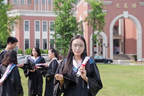 毕业季手拿毕业证的大学生高清图片下载-正版图片500392115-摄图网