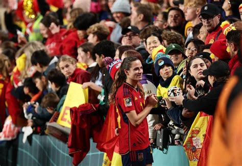 CWC Final Fan Girls Crowd 的图像结果