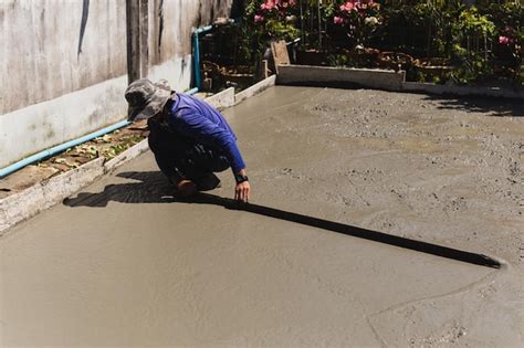 Concrete Leveler Usinga Trowel 的图像结果
