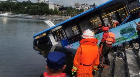 上海公交车坠河后，外卖小哥跳河救人_哔哩哔哩_bilibili