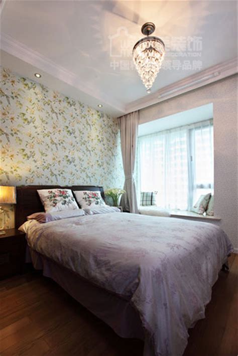 卧室采用花形墙纸，搭配中国风的寝具，凸显特色_装修美图-新浪家居