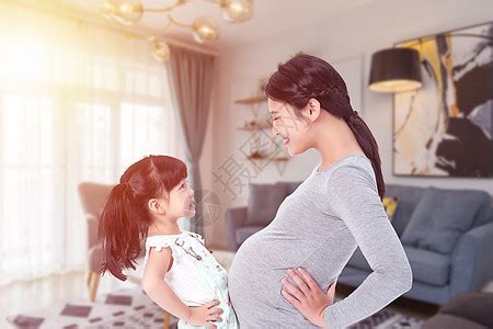 在家带孩子的二胎妈妈图片素材-正版创意图片401104444-摄图网