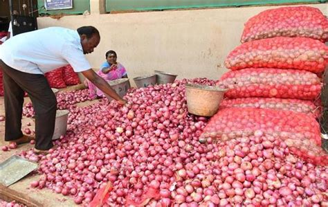 Onion Price Hike: प्‍याज की कीमत में लगी 'आग'...आम जनता के लिए खरीददारी ...