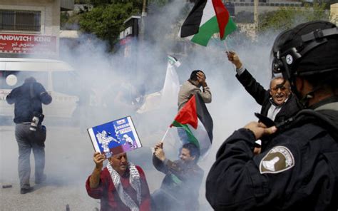 巴勒斯坦民众举行土地日示威 与以色列边警发生冲突[1]- 中国日报网_新浪新闻