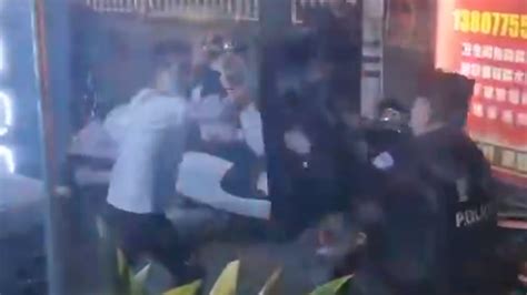 广西容县一男子持刀在街上闹事，警方通报：已被控制，一辅警受伤