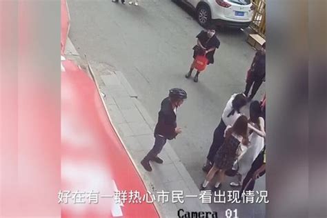 辽宁三个姑娘被广告牌砸倒，惊险一幕多亏众人援助，谁承担责任？