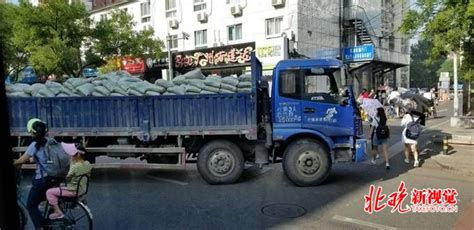 今早北京交大东路全线双向拥堵 一辆加长大货车瘫在路中间 | 北晚新视觉
