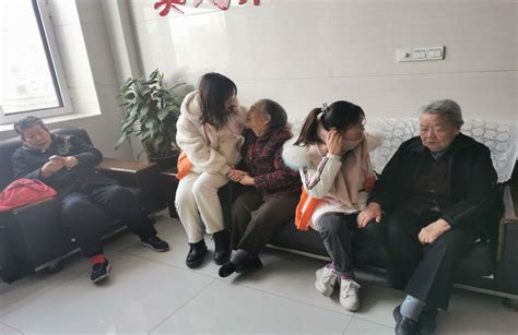 甘谷县人民医院开展创建老年友善医院“关爱老人，你我同行”大型义诊活动_群众