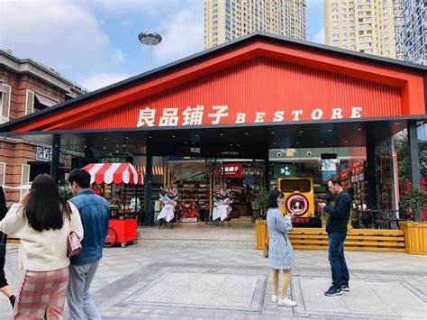 鋪?zhàn)娱T正對商場大門