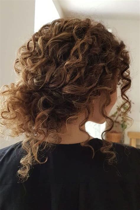 25 schöne Frisuren mit Naturlocken die d ausprobieren musst!