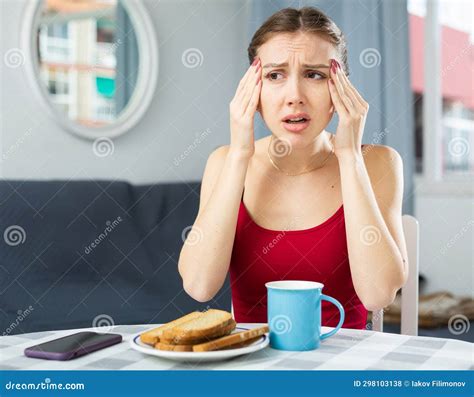 Lean Over Table Crying 的图像结果