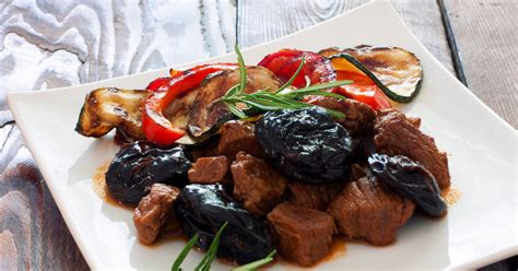 Тушеное мясо с черносливом: 8 отличных рецептов