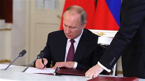 普京签署法律 将二战结束日从9月2日改为9月3日_凤凰网