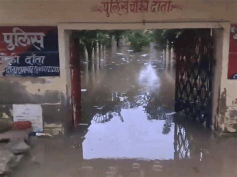 200-year-old tree crashes on Jaipur home amid heavy rains: Water enters ...