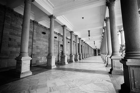 Collum Inside Building 的图像结果