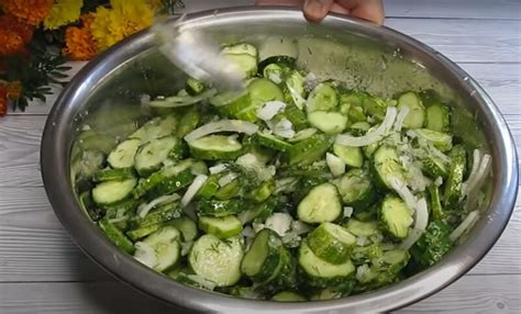 Самые удачные огурчики: на вкус, как свежие. Легкий рецепт салата из ...