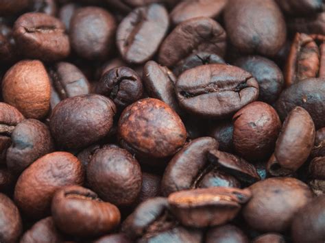 Download wallpaper 1400x1050 coffee beans, coffee, roasted, macro ...