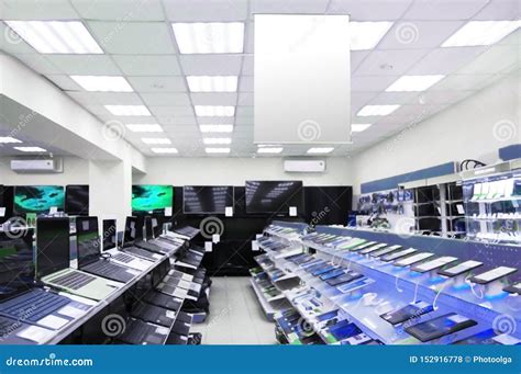 Empty Computer Shop 的图像结果