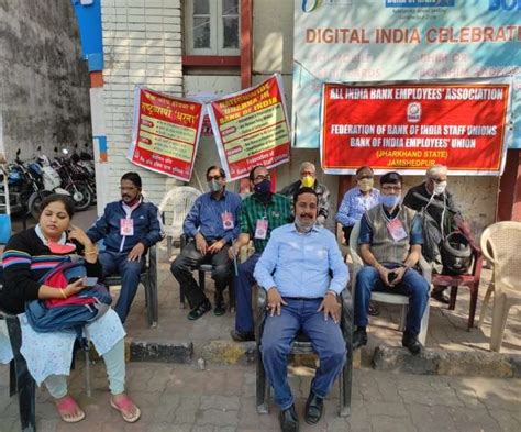 अपनी मांगों लेकर फिर धरना पर बैठे बैंक ऑफ इंडिया के कर्मचारी, जानें ...