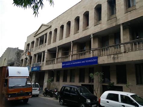 Top 10 Engineering Colleges in Noida 2026: Ranking & Fees