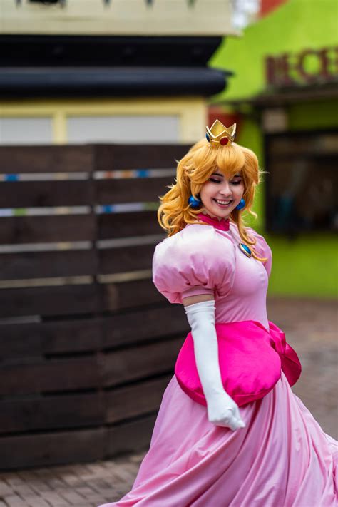 Princess Peach Cosplay