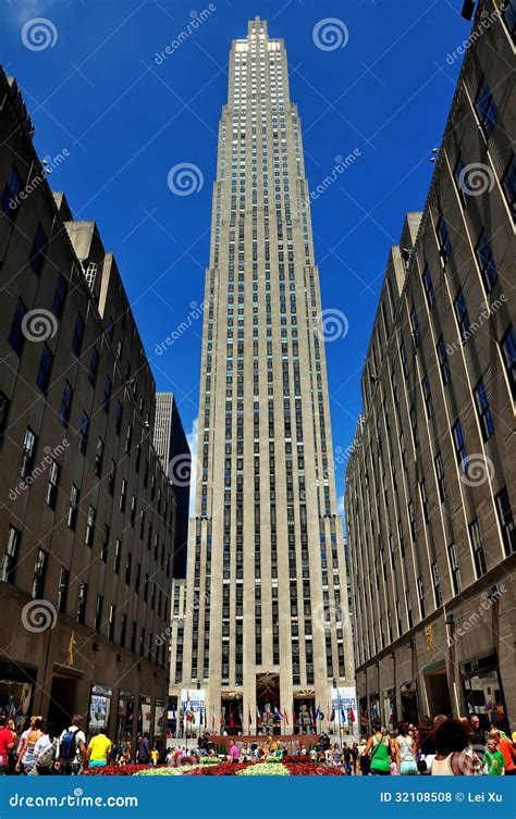 NYC: Channel Gardens at 30 Rockefeller Center Editorial Stock Photo ...