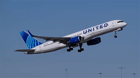 30-Year-Old United Airlines Boeing 757-200 Suffers Flaps Issue During ...