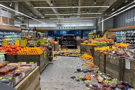Vehicle crashes through Whole Foods store in Bethesda - WTOP News