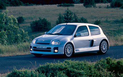 The Insane Renault Clio V6 Super Hot Hatch Debuted 20 Years Ago - Feel ...