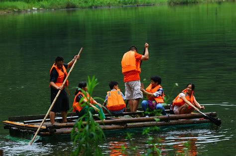 竹筏图片-泻湖中的竹筏素材-高清图片-摄影照片-寻图免费打包下载