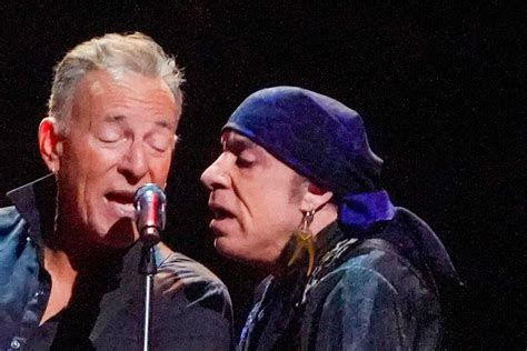 Bruce Springsteen Santa Clause 的图像结果