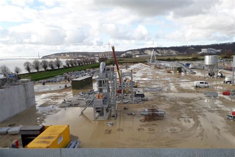 Une usine de traitement de granulats marins en construction en bord de ...