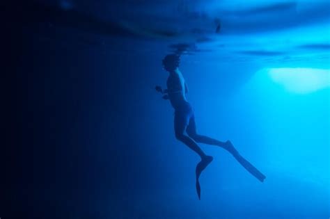 Swimming Underwater 的图像结果