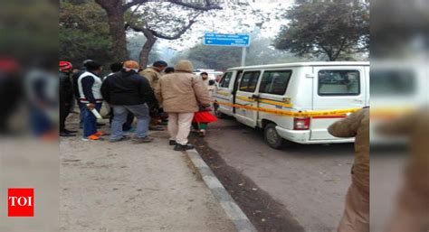 Delhi School Kid Kidnap: School bus driver shot at, child kidnapped in ...