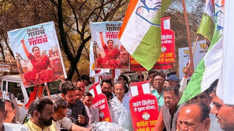Bhopal: Congress protests LPG shortage, distributes coal to shopkeepers