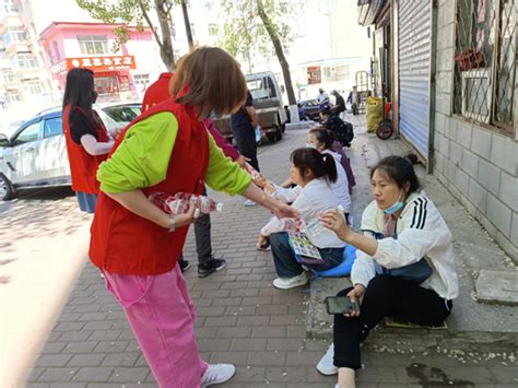 红军街道新时代文明实践所 组织开展“助力高考 爱心送水”志愿服务活动