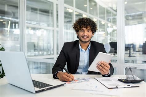 Young Professional Business Man 的图像结果