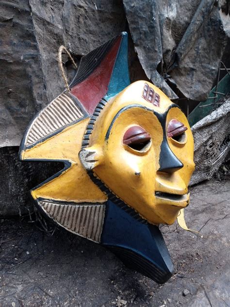 Masque en bois sculpté avec une expression sereine