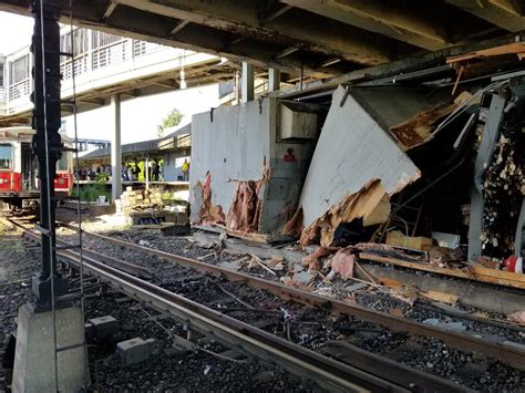 MBTA Red Line train derails, delaying morning commute - masslive.com