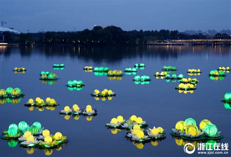 【携程攻略】杭州平湖秋月景点,平湖秋月很文雅的名字，这里是西湖十景之一，乾隆有诗赞道“春水初生…