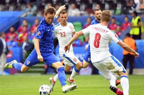 欧洲杯看台：英格兰VS克罗地亚 英格兰能否掀起青春风暴?|英格兰|欧洲杯|克罗地亚_新浪新闻