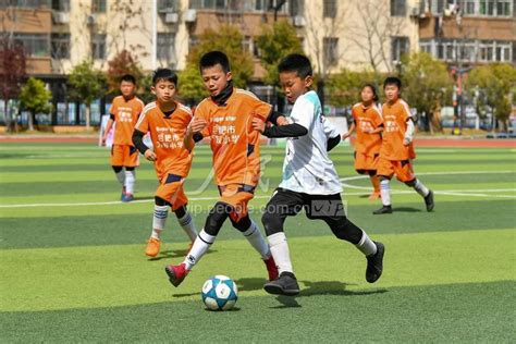 合肥：小学校园足球联赛-人民图片网