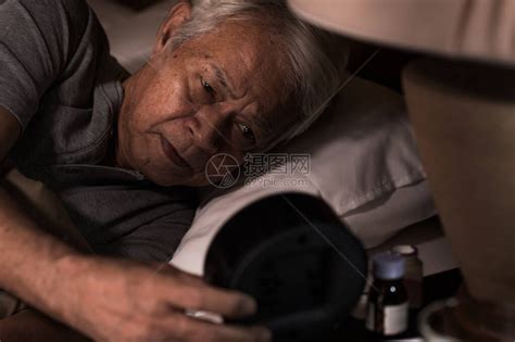 老年人失眠怎么办？如何通过护理改善老人失眠问题？