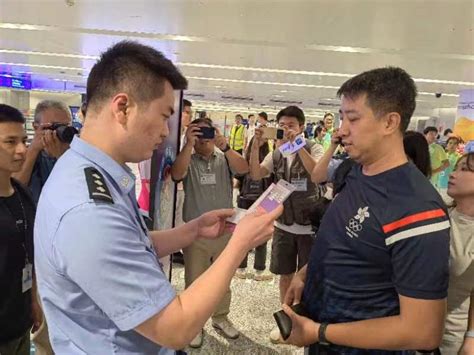 杭州空港边检口岸正式启用专业通道为首批抵杭亚运会代表团成员提供服务