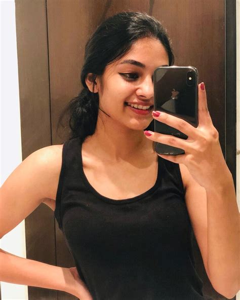 இனி இவங்க சின்ன புள்ள இல்ல! உள்ளாடையுடன் கண்ணாடி முன் ஹாட் Selfie ...