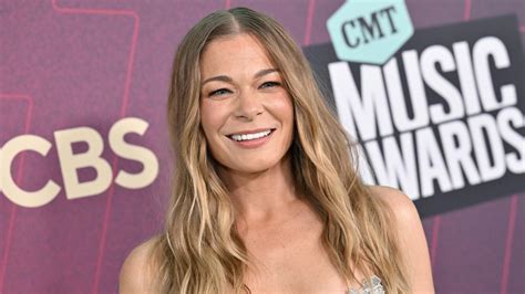 LeAnn Rimes' teeth fell out during concert in Washington | localmemphis.com