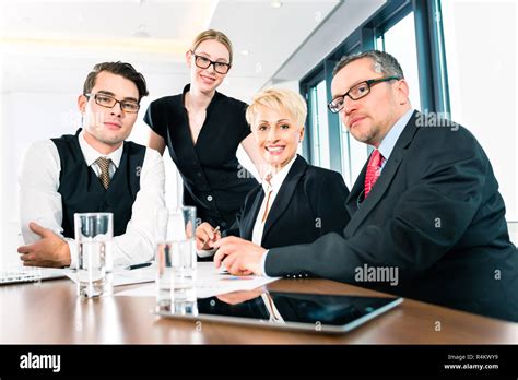 Happy Business People 的图像结果