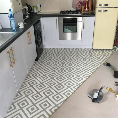 Maintain The Shine Of Your Laminate Flooring In 2 Easy Steps