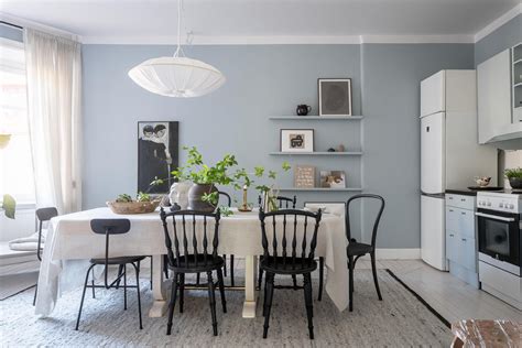 Sky-blue kitchen cabinets and tone-on-tone walls - COCO LAPINE ...